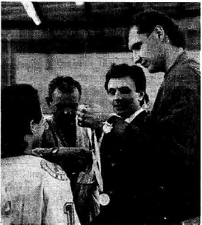 Александр Андриевский вручает медали воспитанникам хоккейной школы Триумф_93_Прессбол.jpg