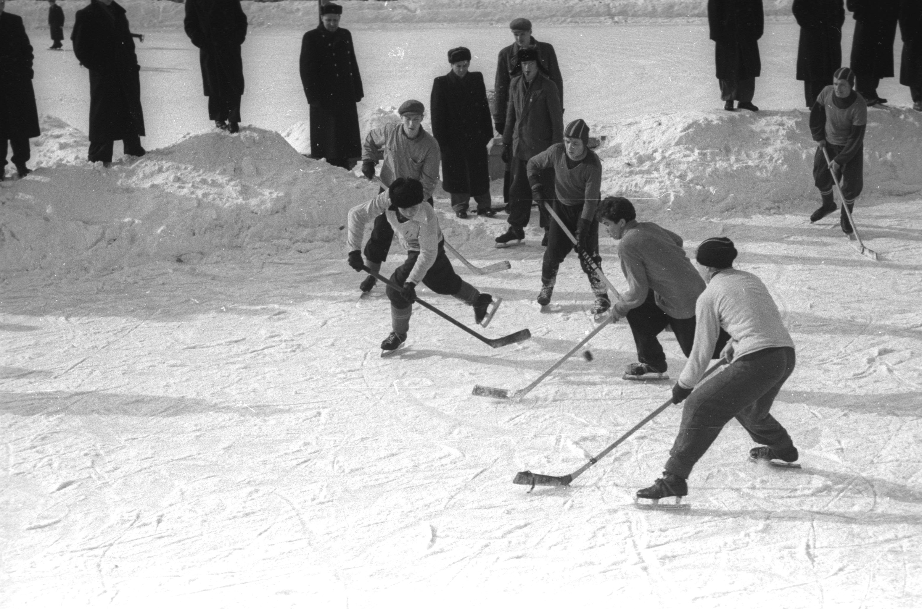 1957. Хоккейный матч на стадионе Пищевик в Парке имени Горького 2.jpg