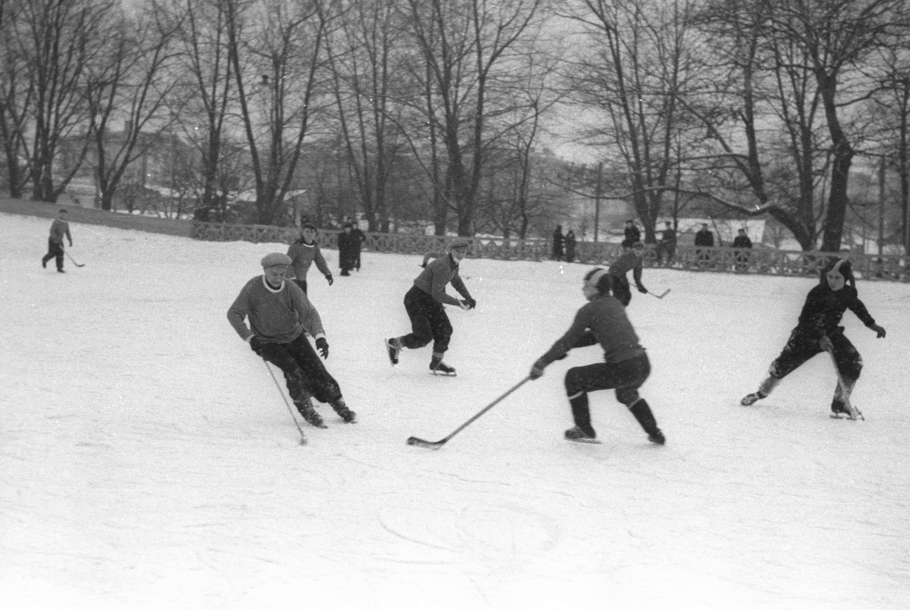1957. Хоккейный матч на стадионе Пищевик в Парке имени Горького.jpg
