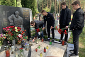 «Важно помнить эту команду и всех ребят». Хоккеисты «Динамо» возложили цветы на могилы Салея, Остапчука и Кривоносова