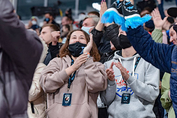 Болеют за команду с детства, полностью отдаются своему делу и получают кофе от Вудкрофта. Волонтеры минского «Динамо» — кто они?