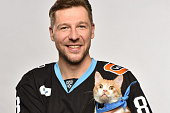Команда хвостатых: хоккеисты «зубров» помогают найти дома для котов и собак